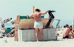 <p>Joaquim Gomis, <em>Man in the beach looking for his clothes,</em>&nbsp;Sitges, 1967.</p>
