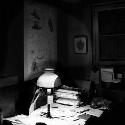 <p>Sombrerería Prats en la rambla de Catalunya de Barcelona. Fotografía de Joaquim Gomis. Fondo Gomis, Archivo Nacional de Cataluña. &copy; Herederos de Joaquim Gomis. Fundació Joan Miró, Barcelona 2024.</p>