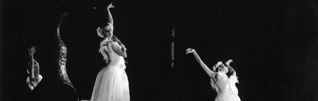 Xavier Olivé i Joan Brossa. <em>Sopar itinerant</em>, 1982. © Manel Esclusa, VEGAP, Barcelona, 2025
