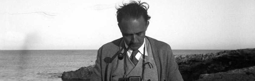 Retrat de Joaquim Gomis amb la seva càmera Rolleiflex (1945-1950) © Hereus de Joaquim Gomis. Fundació Joan Miró, Barcelona, 2025. Arxiu Nacional de Catalunya (ANC1-972-N-14341) 